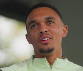 阿诺德透露与前队友的互动，向利物浦致敬